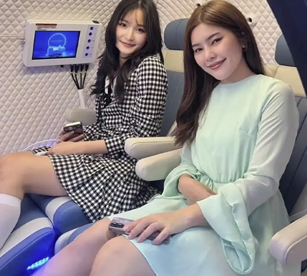 Two people seated comfortably during a shared T2 session